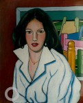 Portrait d'une femme assise devant un tableau.