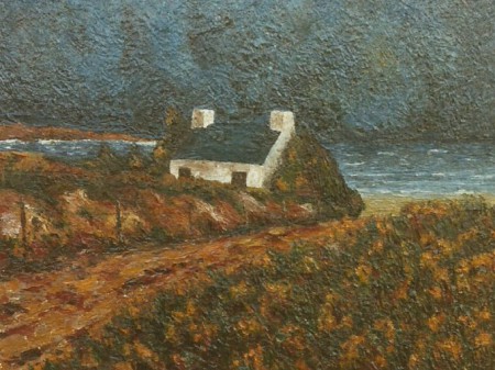 Maison bretonne dans les dunes au bord d'un chemin menant sur la plage.